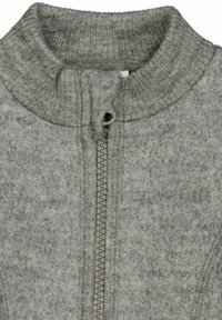 Maglione grigio con zip, realizzato in un tessuto testurizzato, colletto a costine e zip centrale. Il design presenta una finitura liscia e una texture morbida.