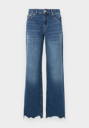 Jean flare en denim bleu moyen, avec un ourlet effiloché, cinq poches et une fermeture avant à boutons.