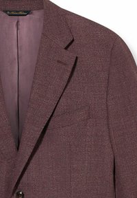 Burgundowy wełniany blezer z wycięciem na klapę, zapięciem na jeden guzik i teksturowanym wykończeniem. Gładka podszewka w jaśniejszym odcieniu.