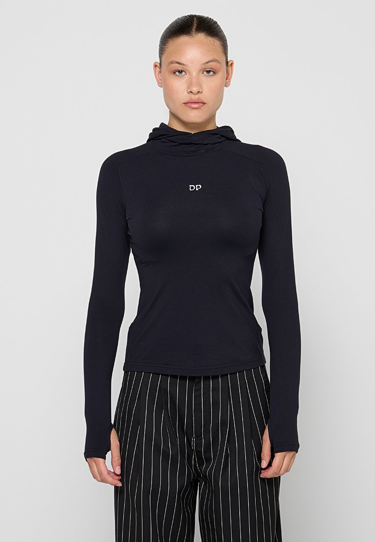 Langärmliges Kapuzenshirt in einfarbigem Schwarz, aus glattem Stoff gefertigt, mit kleinem Logo auf der Brust und figurbetonter Silhouette.