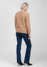 INFLUENCER CHAIN-DETAILED - Trui - camel