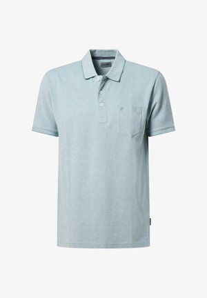 Polo bleu clair en tissu texturé. Il dispose d'une patte de boutonnage à trois boutons, d'un col et d'une poche sur le côté gauche de la poitrine avec un logo discret.