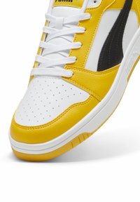 Puma REBOUND V6 UNISEX  - Sneakers basse - yellow sizzle/black/white