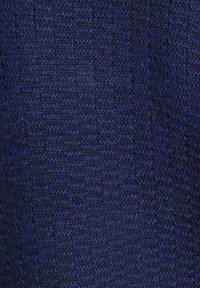 Material textil de culoare bleumarin cu un model țesut, având o suprafață ușor ridicată. Materialul pare durabil și neted.