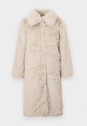 Bež kaput od umjetnog krzna s širokim ovratnikom, dugim rukavima i mekanom, pahuljastom teksturom, s ravnim krojem i bez vidljivih kopčanja.