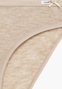 Beżowe figi z mieszanki bawełny o gładkiej fakturze, z satynową kokardką i miękkim, elastycznym pasem. Metka z napisem "ATLANTIC".