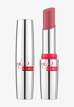 Lippenstift in einer silbernen Metallhülse mit abgerundetem Deckel; enthält eine sanft rosafarbene Lippenstiftmine; mit dem roten Logo "miss PUPA" versehen.