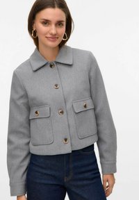 Graue, kurz geschnittene Jacke aus strukturiertem Stoff, mit einem Kragen, vorderen Knöpfen und zwei Brusttaschen mit Knopfverschluss.