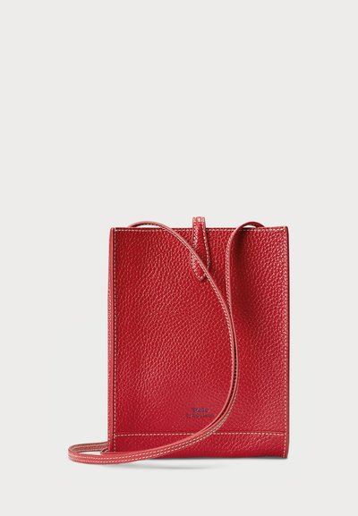 Geantă crossbody din piele roșie, cu o formă rectangulară structurată, suprafață texturată, curea subțire și detaliu cu logo în partea de jos.