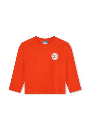 T-shirt a maniche lunghe in cotone arancione brillante, con una toppa a forma di cerchio sul lato sinistro del petto. Collo rotondo classico e vestibilità comoda.