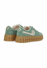 Sneaker in suede verde con logo e dettagli beige. Suola in gomma spessa e testurizzata con un motivo geometrico. Design con lacci.