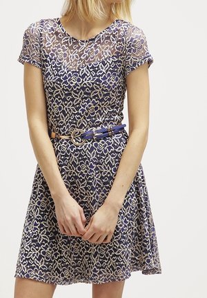 Blauwe en crèmekleurige kanten jurk met korte mouwen, aansluitend lijfje en een uitlopende rok. Afgewerkt met een bruine riem met een ronde sluiting.