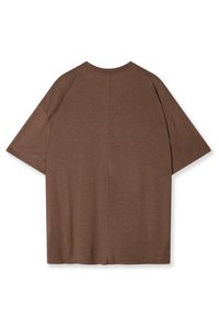 Brun oversized T-shirt lavet af blødt stof, der har en rund halsudskæring og korte ærmer. Ingen synlige mønstre eller detaljer.
