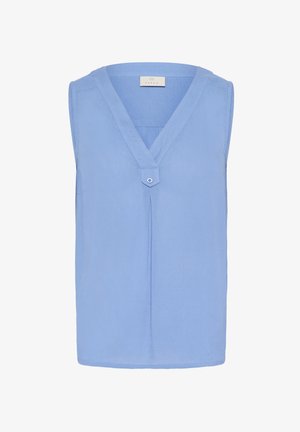 Svetlo modra brezrokavna bluzica z V-izrezom, podrobnostjo z enim gumbom in naborkom na sprednji strani. Narejena je iz gladkega, lahkega materiala.