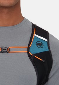 Svart och teal löparväst med orange remmar, med en logotyp och reflekterande detaljer, tillverkad av lätt och andningsbart material.
