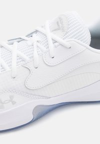 Baskets blanches avec des matériaux en mesh et en cuir. Présentent un panneau latéral texturé, des lacets et une semelle extérieure translucide sous le talon.
