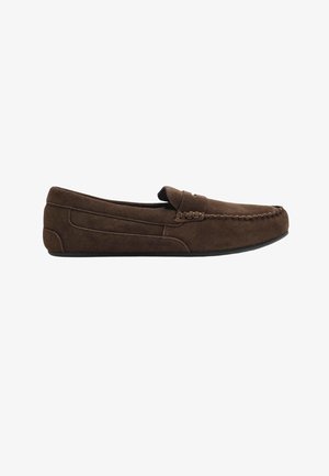 Brązowy zamszowy loafer wsuwany z przeszywanym noskiem moc i czarną podeszwą, profil boczny na białym tle.
