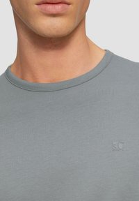 s.Oliver MIT CREWNECK LOGO-DETAIL - Základné tričko - schiefergrau