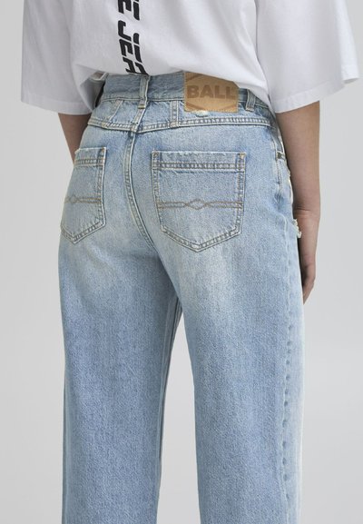 Helles blaues Denim-Jeans mit geradem Bein, kontrastierenden Nähten, zwei Gesäßtaschen und einem gebrandeten Lederpatch am Bund.