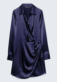 Tmavě modré saténové šaty s designem do zavinování, dlouhými rukávy a špičatým límcem. Mají drapování v pase a hladkou texturu.