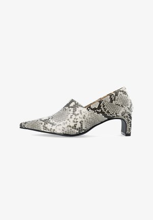 Lodičkové boty s úzkou špičkou v černobílé hadí potisk, s texturovaným syntetickým svrškem a nízkým blokovým podpatkem pro stabilitu.