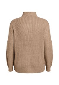 Beige gebreide trui met een hoge kraag, geribbelde structuur en een losse pasvorm. Heeft lange mouwen en een rechte zoom aan de onderkant.