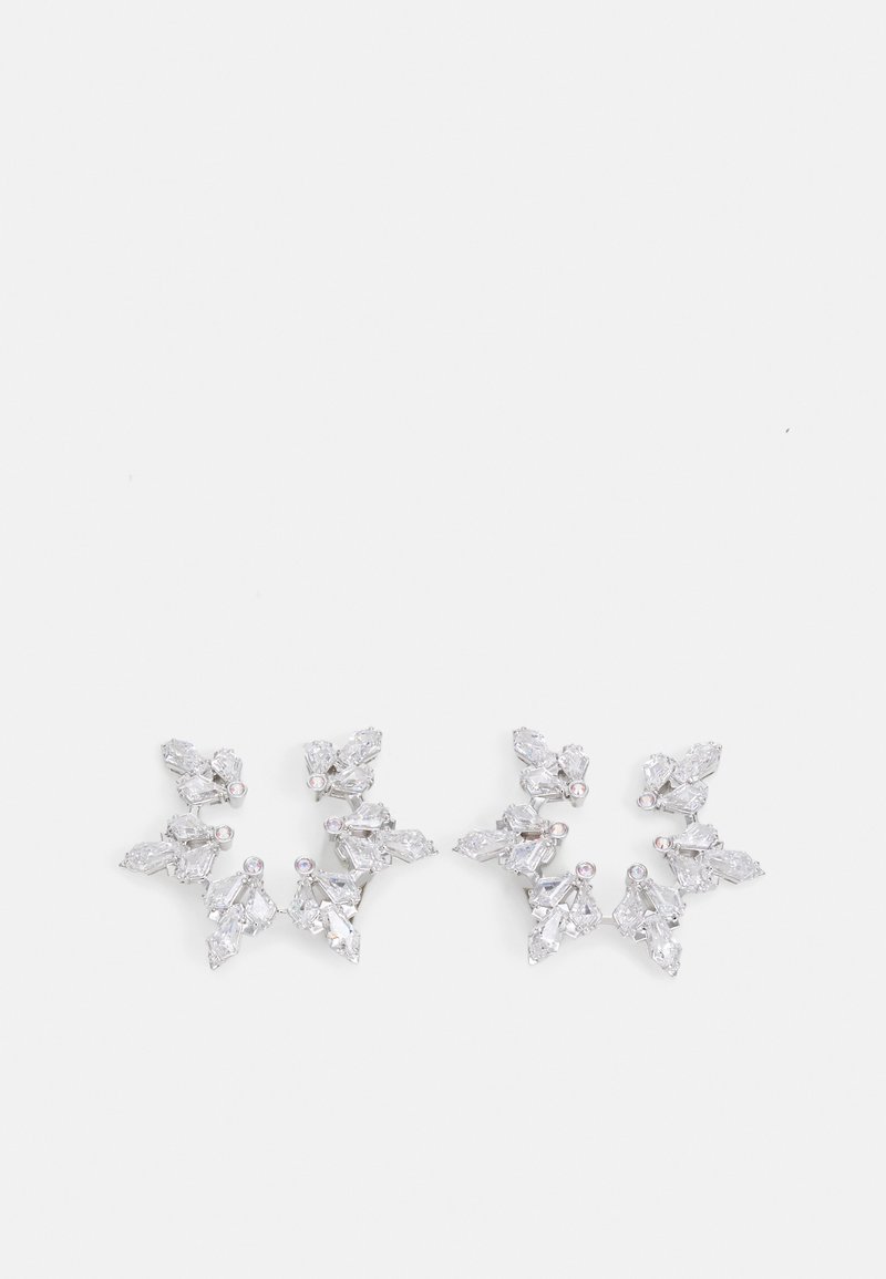 Pendientes en tono plateado que presentan cristales en forma de hoja, dispuestos en un diseño floral con pequeños acentos redondos, reflejando la luz con un acabado facetado.