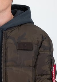Alpha Industries PUFFER - Bomber dzseki - dark olive camo