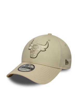 Gorra beige ajustable con un logo bordado en relieve de los Chicago Bulls en el frente, que presenta una visera curva y tela texturizada.