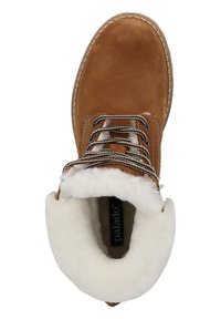 Botte en daim marron avec doublure en fausse fourrure blanche, bout rond, fermeture à lacets et couture contrastante le long de la semelle.