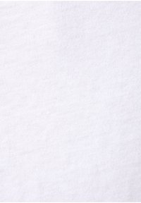 Valkoinen puuvillakangas, jossa on sileä pinta ja tasainen kudontakuvio. Ei näkyviä kuvioita tai huomattavia yksityiskohtia.