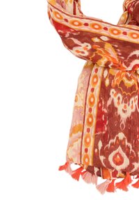 Mønstret tørklæde i varme nuancer af rød, orange og pink, med indviklede designs og dekorative frynser i enderne. Letvægtsstof.