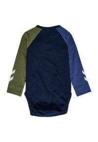 Långärmad bodysuit i mörk marinblått med kontrastärmar i grönt och blått, med vita diagonala ränder på vänster arm. Tillverkad i bomull.