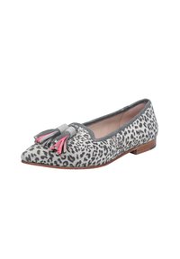 Scarpe flat con stampa leopardata in grigio e nero, caratterizzate da una punta appuntita e da frange decorative in grigio e rosa sul collo del piede, con un tacco basso in legno.