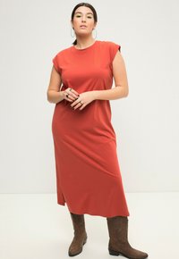 Studio Untold DÉCOLLETÉ ROND FENTE SUR LE CÔTÉ - Žerzejové šaty - brick red