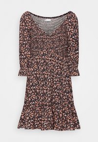 Černé šaty s květinovým paisley potiskem v broskvové a bílé barvě. Mají dlouhé nadýchané rukávy a volánkový lem. Jsou vyrobeny z texturované látky.