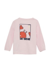 Lichtroze shirt met lange mouwen, bedekt met een grafiek van een rode krab en harten. Het heeft elastische manchetten en donkere letters met de tekst "OH CRAB."