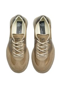 Sneaker beige con un mix di pelle scamosciata e materiali sintetici, dotata di chiusura con lacci, punta tonda e superficie liscia e testurizzata.