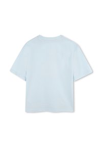 Lichtblauw T-shirt met korte mouwen van katoen. Heeft een ronde hals en een relaxte pasvorm met een zachte textuur en zonder opdruk.