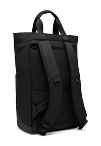 Fekete textil hátizsák dupla vállpánttal, felső fogantyúval és külső zsebekkel. Letisztult dizájn jellemzi matt felülettel.