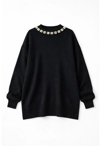 Mustast pehmest lõngast kampsun ümarate kaelusega, mis on kaunistatud valgete lillemustriga, lai ja mugav lõige, soonilised mansetid ja ääris.