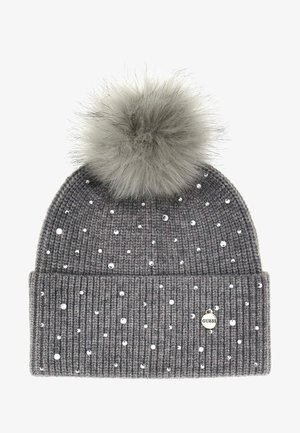Berretto lavorato a maglia grigio con texture a coste, decorato con borchie argento e un soffice pom-pom grigio sulla sommità. Presenta un piccolo tag con il logo "Guess".