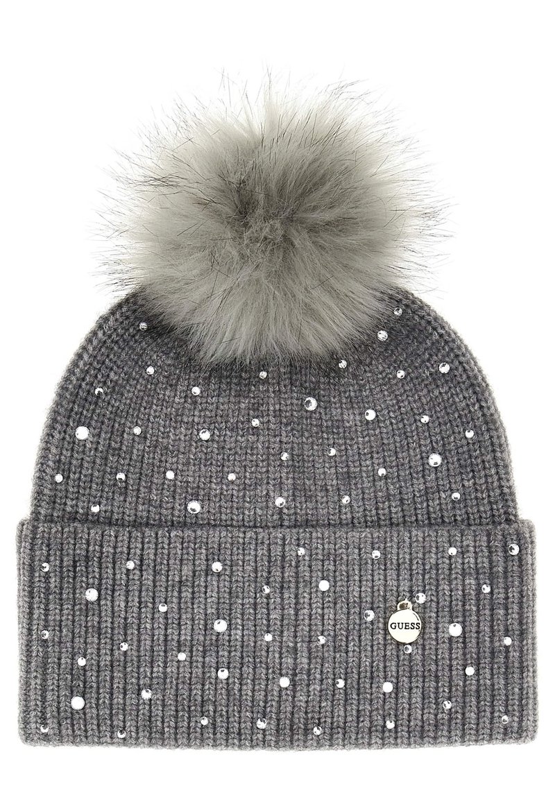 Berretto lavorato a maglia grigio con texture a coste, decorato con borchie argento e un soffice pom-pom grigio sulla sommità. Presenta un piccolo tag con il logo "Guess".