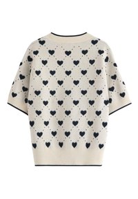 Strikket sweater med en cremefarvet baggrund, der prydes af et mørkeblåt hjerte mønster og små prikker. Korte ærmer og en ribkant i halsudskæringen fuldender designet.