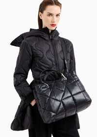 Borsa a tracolla nera trapuntata con manici corti e una tracolla rimovibile, realizzata in materiale lucido con un motivo a diamante cucito.