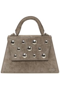 Bolso de ante gris con forma estructurada, que cuenta con un asa superior y tachuelas plateadas en la solapa. Incluye un logo en relieve en el lateral.