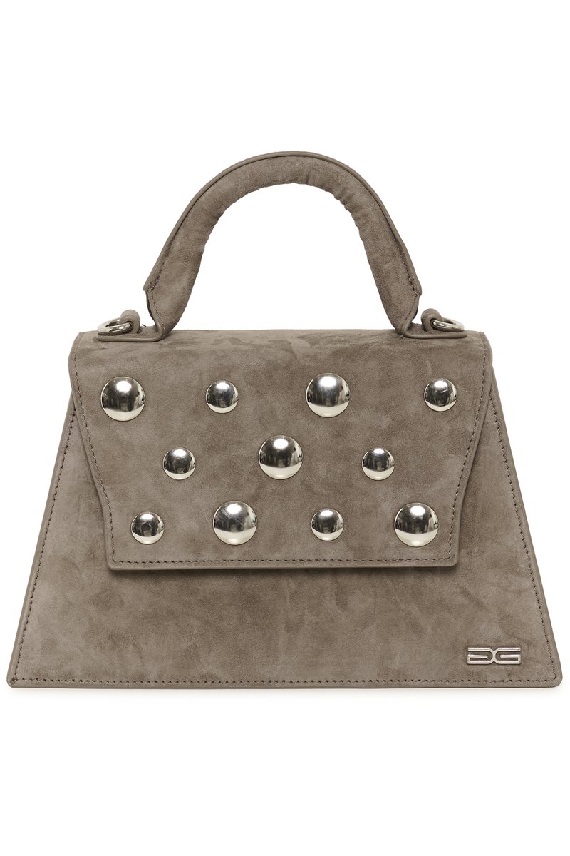 Bolso de ante gris con forma estructurada, que cuenta con un asa superior y tachuelas plateadas en la solapa. Incluye un logo en relieve en el lateral.