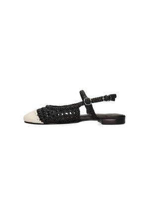 Zwarte gevlochten platte sandaal met witte gevlochten puntige neus en dubbele enkellussen met zilveren gespen.