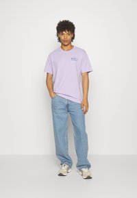 Levi's® RELAXED FIT TEE - T-shirt imprimé - original purple