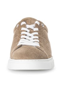 Beige suède sneakers met een ronde neus, witte veters en een rubberen zool. Bevat metalen oogjes en een gestikte detail rond de zool.
